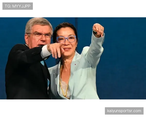 奥斯卡·皮斯托瑞斯法庭门口穿西装微笑，刀片腿配腕表的反差让我瞬间无语