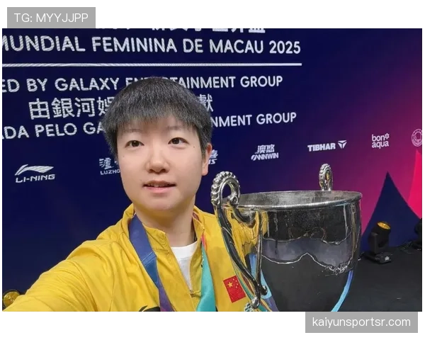 孙颖莎训练完随手啃个苹果，这自律程度真让人无语了