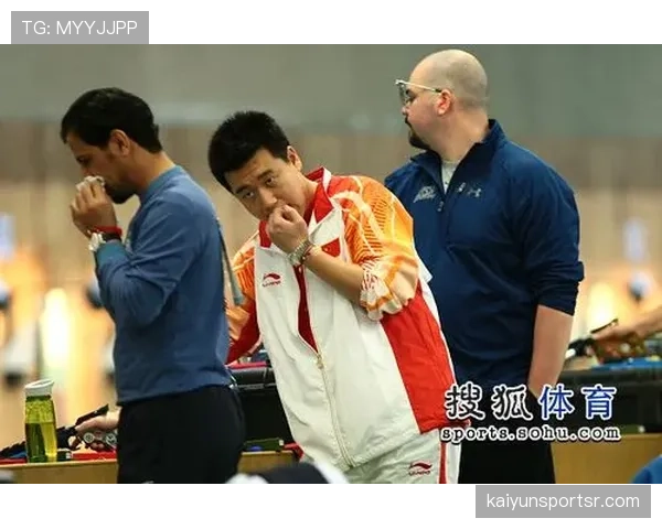 庞伟训练完顺手啃俩鸡腿，这自律和胃口真不冲突啊？