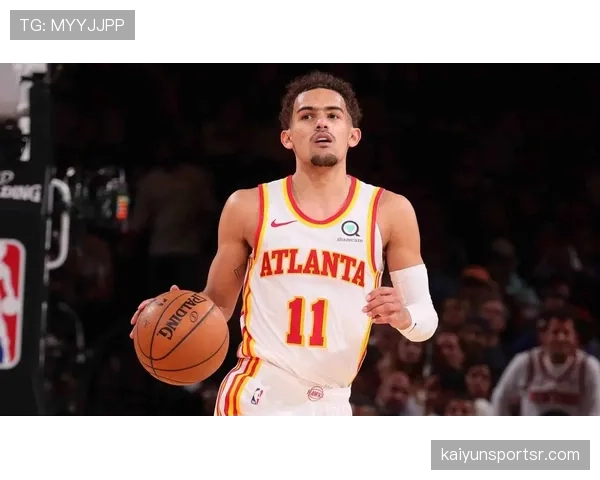 特雷·杨场下穿拖鞋逛商场，这松弛感真是他本人？